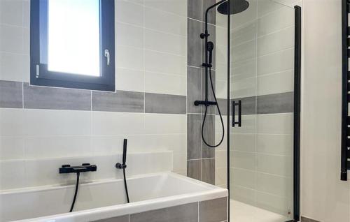a bathroom with a shower and a bath tub at Pet Friendly Home In Valaurie With Wifi in Valaurie