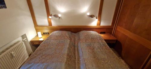 En eller flere senge i et værelse på Fewo Iseler, Ihr Bett im Allgäu