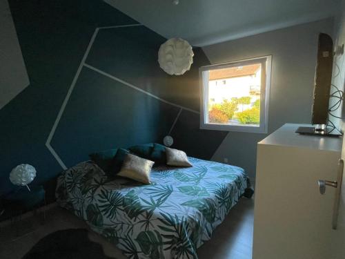 Ένα ή περισσότερα κρεβάτια σε δωμάτιο στο chambre rouge privée avec piscine