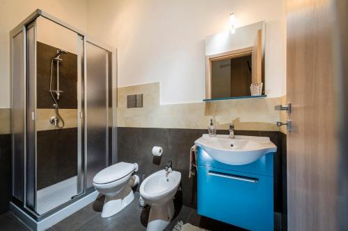 W łazience znajduje się toaleta, umywalka i prysznic. w obiekcie Casa Marte w mieście Castellammare del Golfo