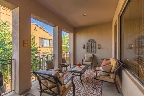 Un balcón con sillas y una mesa en un balcón. en Fulton Ranch #2083 Chandler, en Chandler