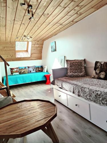 une chambre avec un lit et un canapé dans une pièce dans l'établissement La Bergerie des Volcans - DogFriendly, à Saint-Nectaire