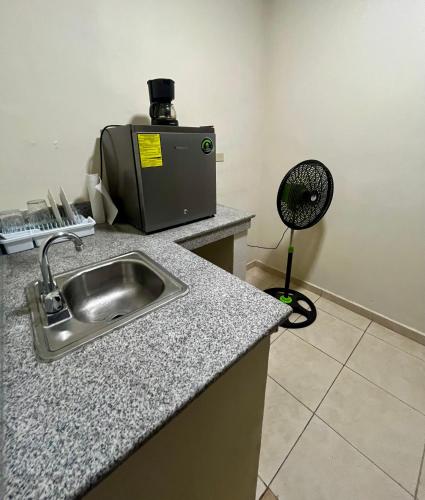 Una encimera de cocina con fregadero y microondas. en RequenaS, en David