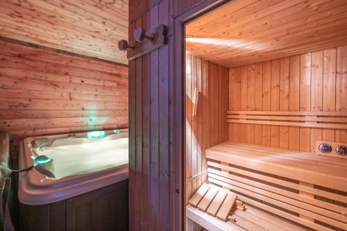 Ένα μπάνιο στο Alpe Two - Sea and Mountain Pleasure 12P- Pieds des Pistes- Centre - Jacuzzi - Sauna - 5 Chambres - 5 Salle de bains