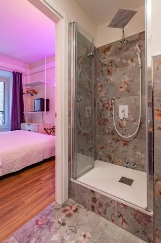 un bagno con doccia in una stanza di DAB Guest House a Roma