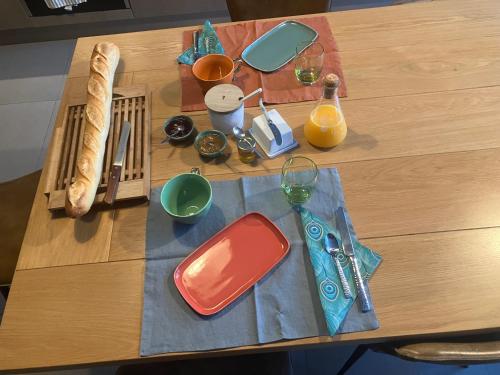 - une table en bois avec des verres et un plateau dans l'établissement Chambre capitale Saint Lazare, à Paris