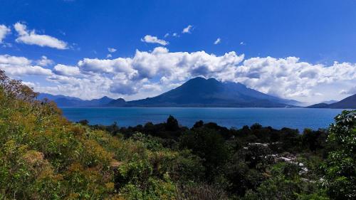 a view of a large body of water with a mountain at Aviva Hotel in Tzununá