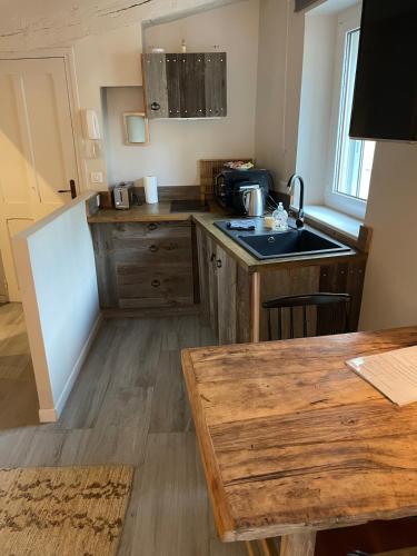 une cuisine avec un évier et un plan de travail dans l'établissement Cannes historic center, à Cannes