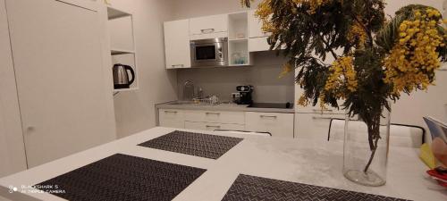 une cuisine avec une table avec un vase de fleurs dessus dans l'établissement Downtown, à Nice