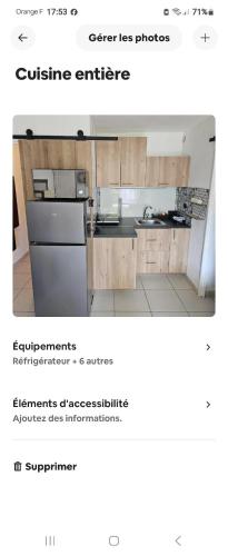 Il comprend une cuisine équipée d'un réfrigérateur et d'une cuisinière. four supérieur dans l'établissement cocon la faviere, à Bormes-les-Mimosas