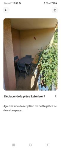 une capture d’écran d’un site internet avec une table et des chaises dans l'établissement cocon la faviere, à Bormes-les-Mimosas