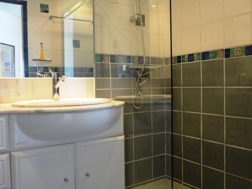 une salle de bain avec un lavabo et une douche dans l'établissement Superbe T3 44m² avec loggia et piscine, parking inclus, face à la mer, 2⭐️ - FR-1-472A-229, à Sète