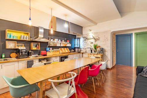 una cucina con un tavolo di legno e sedie colorate di DAB Guest House a Roma