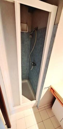 une salle de bain avec douche en verre dans l'établissement Appartement T2 piscine et parking, au Cap d'Agde