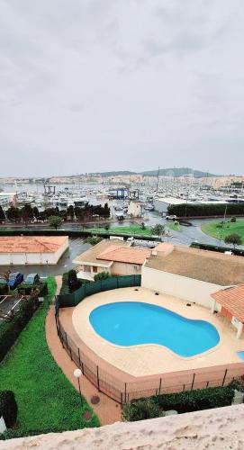 - une vue sur la grande piscine dans l'établissement Appartement T2 piscine et parking, au Cap d'Agde