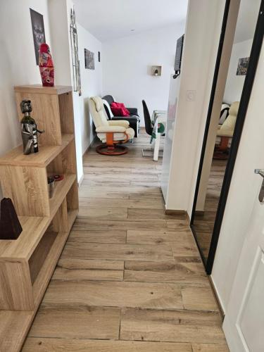 - un couloir revêtu de parquet dans une maison dans l'établissement Appart des Lions, au Grau-dʼAgde