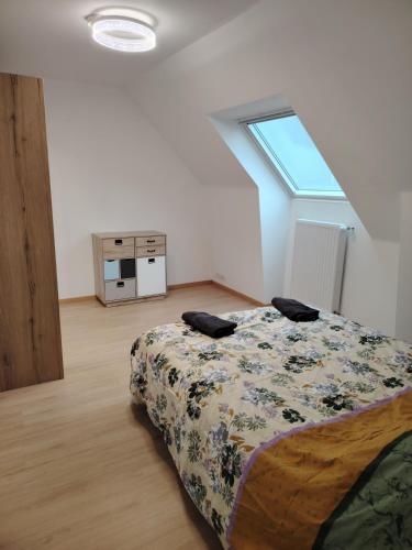 une chambre avec un lit dans une pièce avec une fenêtre dans l'établissement chambre d'hôte, à Brest