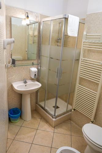 Un baño de SMART HOTEL