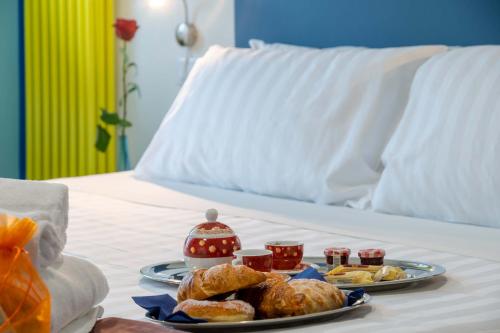 taca śniadaniowa z wypiekami na łóżku w obiekcie AppartaHotel w mieście Beinasco