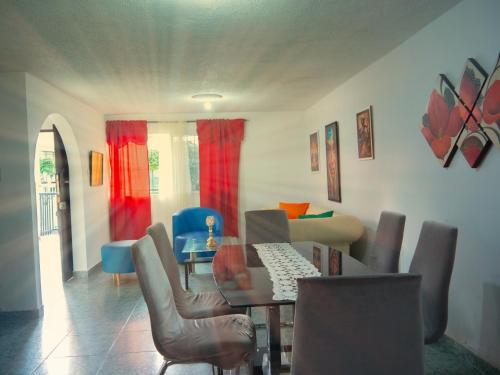 - un salon avec une table à manger et des chaises dans l'établissement Lovely and close to airport, sea, and old town, à Carthagène des Indes