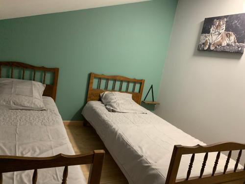two beds sitting next to each other in a bedroom at Lappart in Juvigny-en-Perthois