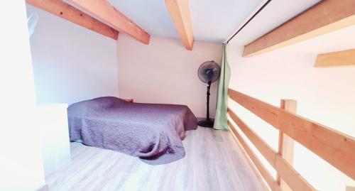- une chambre avec un lit et une lampe dans l'établissement Appartement T2 piscine et parking, au Cap d'Agde