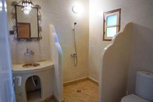 Koupelna v ubytování Kasbah Erg Chebbi