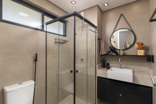 Un baño con ducha, inodoro y lavabo. en Design & Conforto Praia aos seus Pés Flats Mauê, en Tamandaré