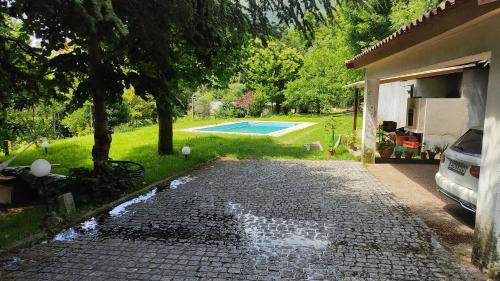 un vialetto di una casa con piscina di casa do gaio a Geres