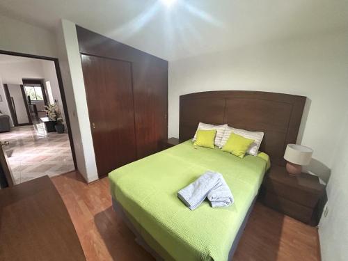 Una cama o camas en una habitación de Casa Chopo Increible Depa, Cerca de Planta Ford