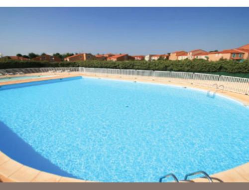 une grande piscine avec de l'eau bleue dans l'établissement Villa Roussillon, à Torreilles