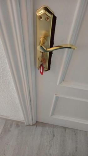 a room with a door with a gold door nob at Habitaciones en apartamento compartido de Pozuelo de Alarcón in Pozuelo de Alarcón