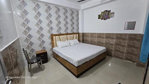 Un pat sau paturi într-o cameră la SARAL Guest House