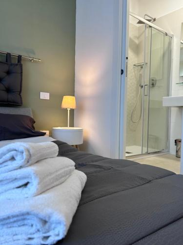 Un dormitorio con una cama con toallas. en appartamento Polignano by case Ninni, en Bari
