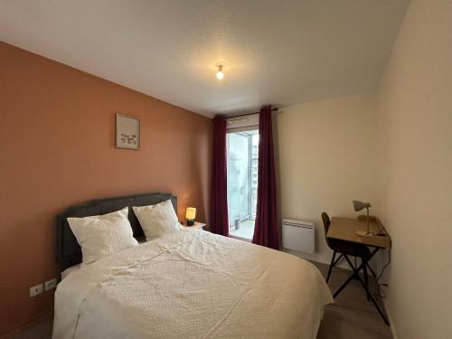 une chambre avec un lit, un bureau et une fenêtre dans l'établissement Large bright T4, tram, parking, à Bordeaux