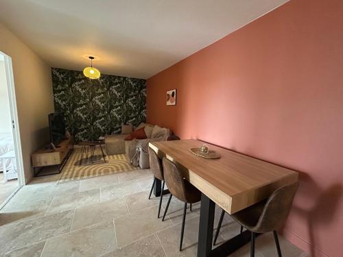 une salle à manger avec une table en bois et un salon dans l'établissement Large bright T4, tram, parking, à Bordeaux