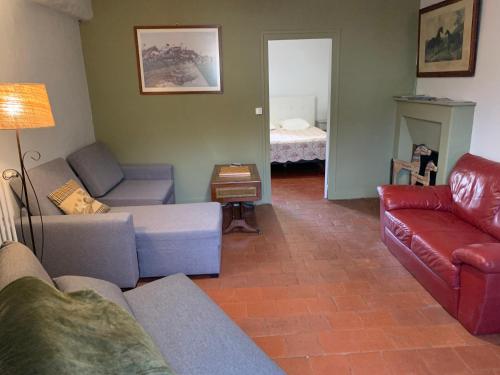 a living room with a couch and chairs and a bed at Les Amis de Beauval in Seigy