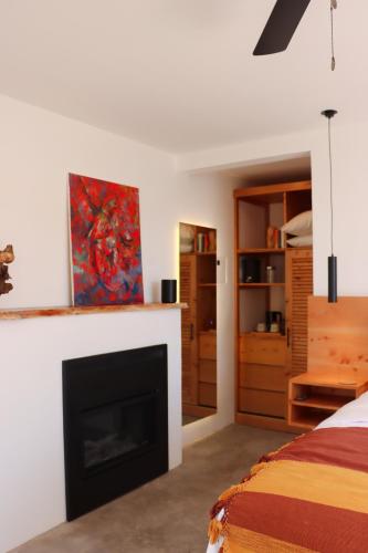 a bedroom with a fireplace and a bed at Aviva Hotel in Tzununá