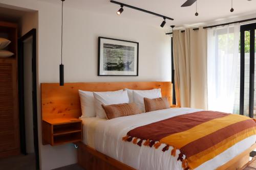 a bedroom with a large bed and a window at Aviva Hotel in Tzununá