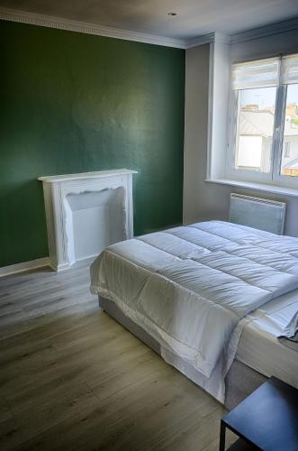 Cama o camas de una habitación en chez joseph,appartements renovés et au calme à saint-michel