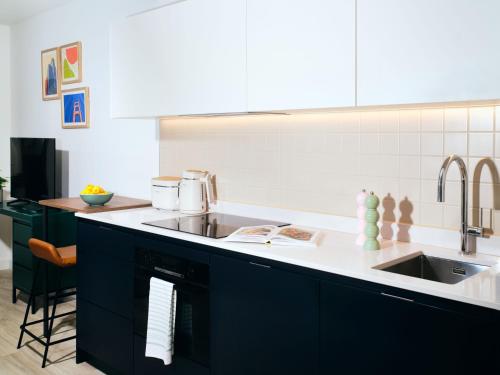 Una cocina o zona de cocina en Vertus Edit Canary Wharf