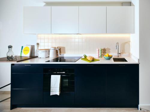 Una cocina o zona de cocina en Vertus Edit Canary Wharf