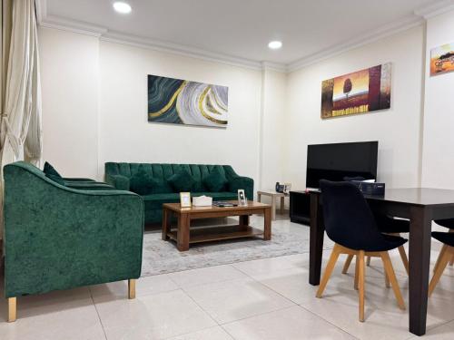 TV a/nebo společenská místnost v ubytování Chelsea Gardens Apartment