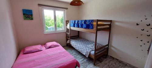 une chambre avec deux lits superposés et une fenêtre dans l'établissement Loumapé, à Joyeuse