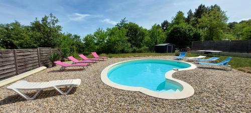 - une petite piscine avec des chaises et un groupe dans l'établissement Loumapé, à Joyeuse