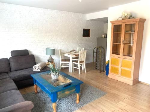 a living room with a couch and a table at Großartige Wohnung mit großem Garten in Bad Schwartau! in Bad Schwartau
