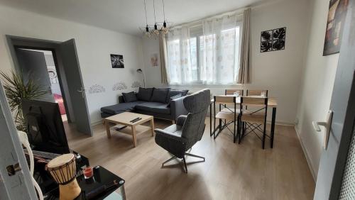 un salon avec un canapé et une table dans l'établissement Bel appartement de 50m2 au calme, à Nîmes