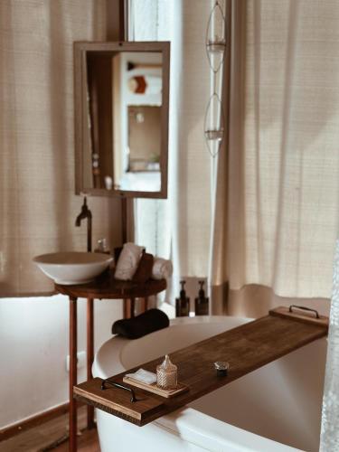 a bathroom with a tub and a sink and a bath tub at Vila Abaton in Alto Paraíso de Goiás