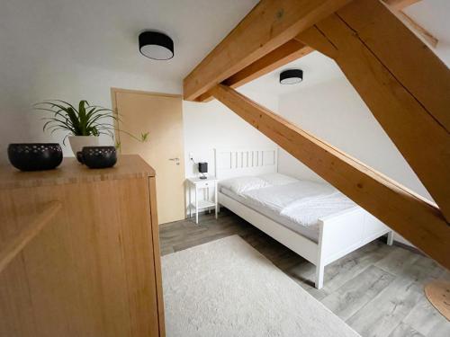 a small room with a bed in the attic at Ferienwohnung Hintermoos in Kißlegg