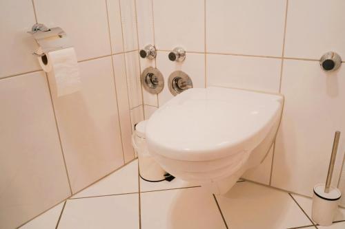 a white toilet in a bathroom with a shower at Penthouse am Dom- Altstadt in 200 m- 4 Dachterrassen, stilvoll und ruhig-Self Check-6 Personen in Paderborn
